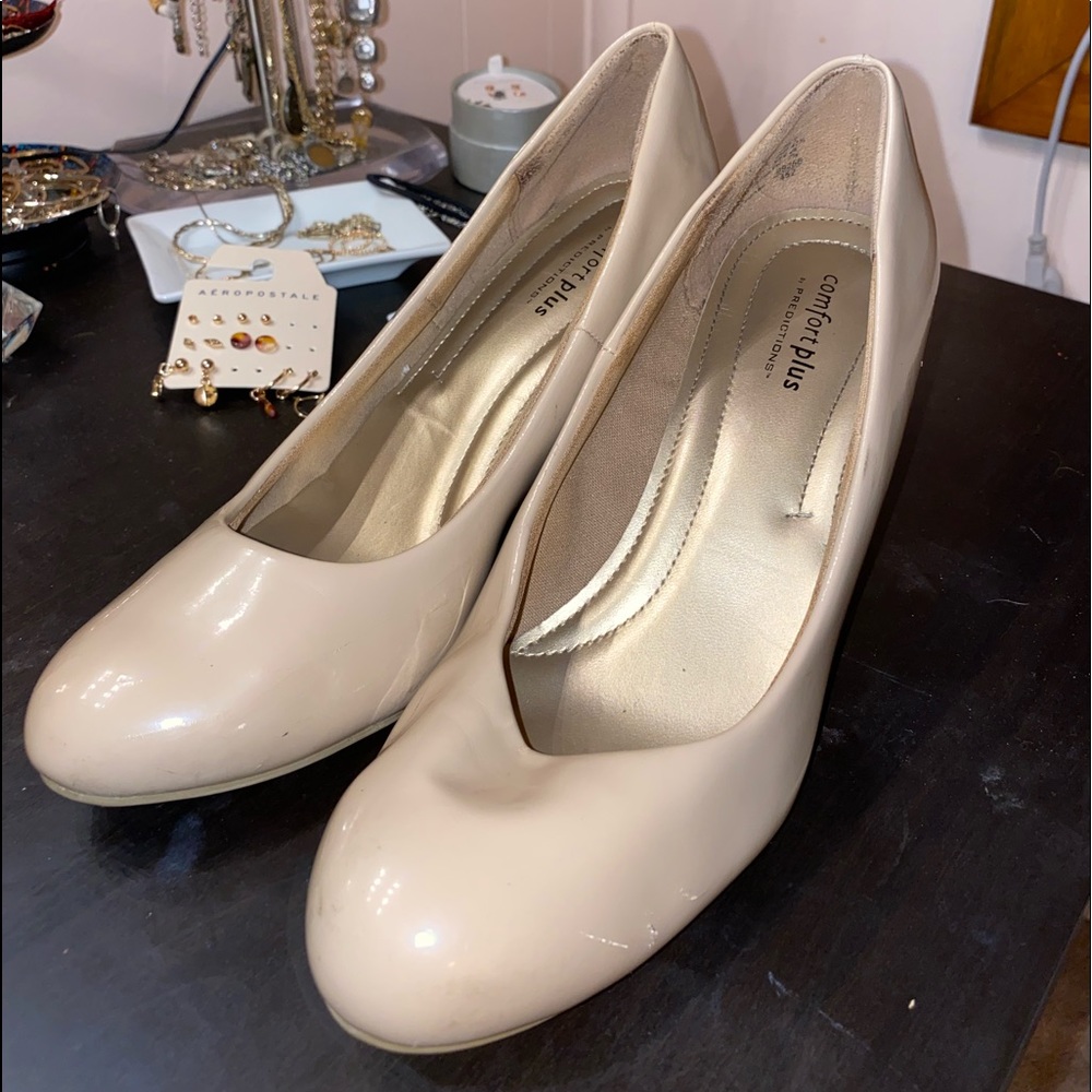 Cute beige heels!